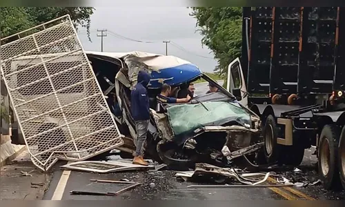 Colisão na PR-487 de van com placas de Ivaiporã deixa duas pessoas feridas
