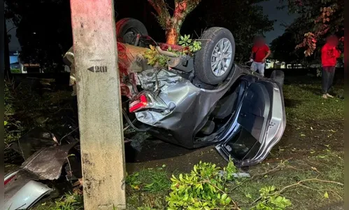Carro de aplicativo capota após bater em árvore e poste no PR
