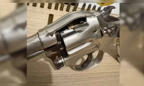 Arma estoura e homem é atingido por fragmentos no pescoço