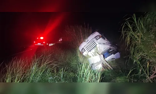 Caminhão capota na PR-218 em Arapongas e deixa motorista ferido