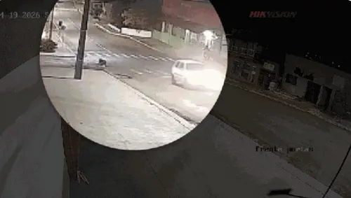 As imagens mostram que, logo após a queda da mulher, o agressor dá marcha à ré no veículo