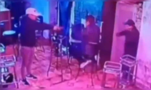 Homem invade bar com duas armas e mata ex-jogador de futebol no Peru