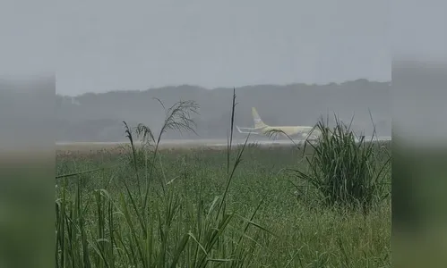 Avião de carga da Gol sai da pista no Aeroporto de Salvador sob chuva e neblina