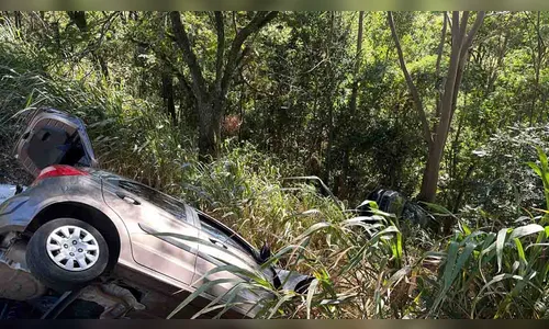 Batida entre dois carros deixa feridos na PR-092