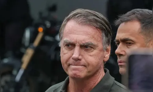 Bolsonaro dá entrada em hospital para cirurgia; Michelle pede orações