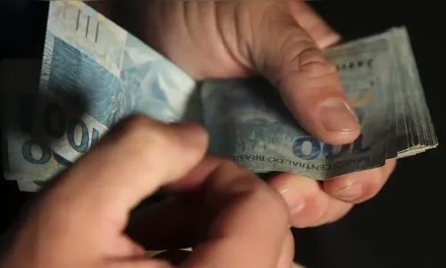 Caixa e BB liberam abono salarial para nascidos em março e abril