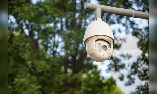 Mulher denuncia vizinho por apontar câmera para sua piscina em Apucarana