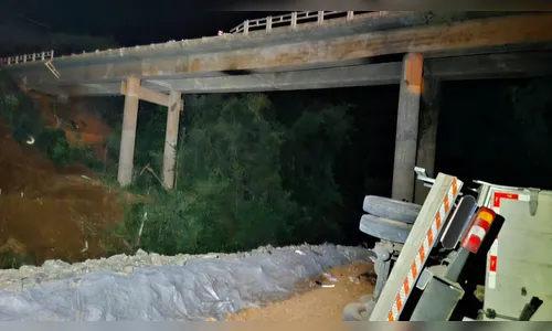 Caminhão atravessa barreira de contenção e despenca de ponte na PR-445