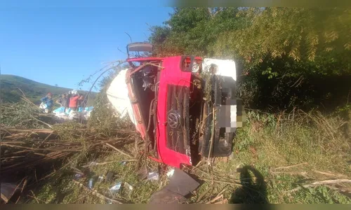 Caminhão tomba entre Rio Bom e Marilândia do Sul e deixa passageiro ferido
