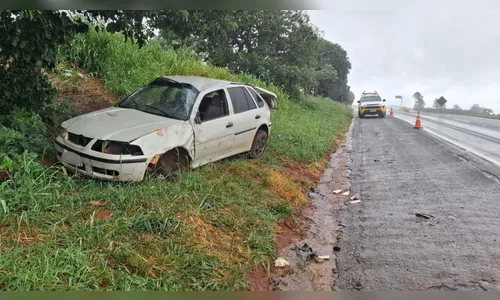 Carro capota na BR-376 e duas crianças são ejetadas