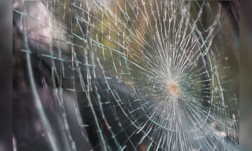 Homem arremessa pedras no carro de companheira grávida após ameaça