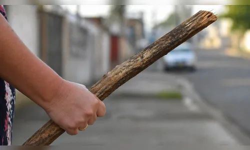 Vizinha ameaça mulher com pedaço de pau em Ivaiporã