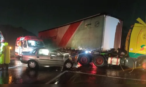 Idosa morre e homem fica em estado grave após carro bater em carreta na PR-151, em Carambeí