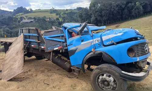 Caminhão de soja fica destruído após grave acidente e motorista sobrevive em SC