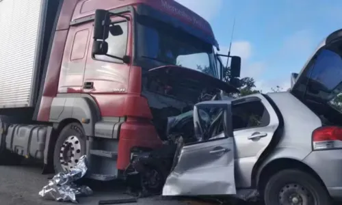 Seis pessoas da mesma família morrem em colisão frontal contra carreta em MG