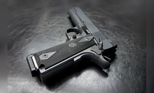 Criança morre após pegar arma e atirar na própria cabeça