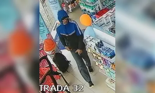 Polícia divulga foto de foragido por assaltar farmácia no Paraná