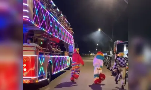 Bailarino de carreta musical cai em bueiro de dois metros em Londrina (PR)