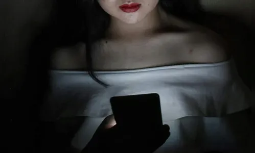 Jovem denuncia restaurante por oferecer salário maior para trabalhar com decote