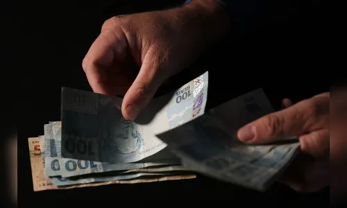 Golpe da oração: suspeita promete 'multiplicar' notas e furta R$ 1 mil