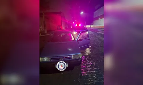 Dupla é presa com carro furtado após perseguição em Arapongas
