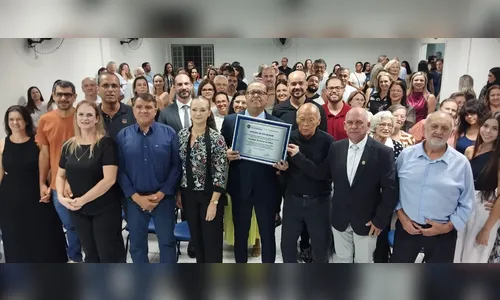 Chefe do NRE de Apucarana recebe moção de aplausos da Câmara de Vereadores