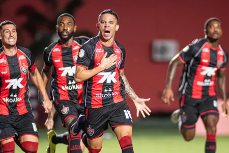 Equipe marcou um gol em cada tempo