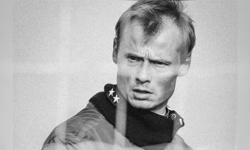 Ex-goleiro do Arsenal, Alex Manninger morre aos 48 anos em acidente com trem