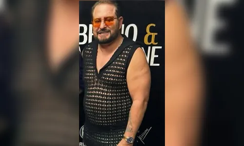 Marrone usa roupa transparente em show e imagem viraliza na internet
