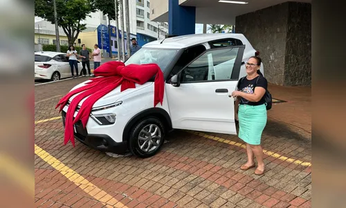 Ganhadora recebe carro da Campanha IPTU Bom Pagador de Apucarana