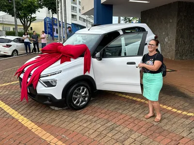 Ganhadora recebe carro da Campanha IPTU Bom Pagador de Apucarana