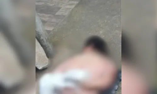 Homem corre pelado atrás de mulheres e crianças e é contido por moradores no PR