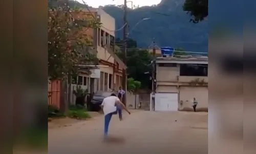 Homem é preso após bater em ex-companheira e matar cachorro ao pisoteado na rua