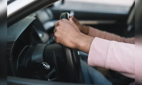 Homem tenta atropelar esposa e foge com bebê em Apucarana