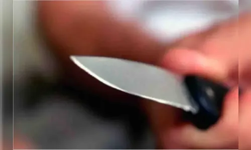 Jovem cumprimenta desconhecido na rua e leva facada no peito