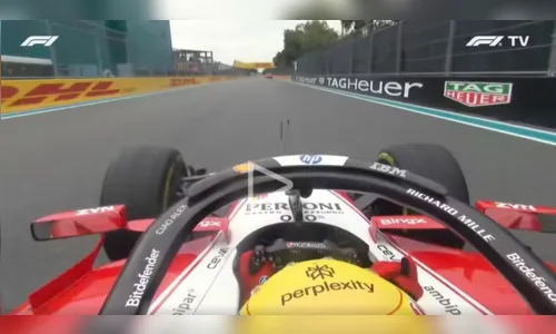 Lewis Hamilton mostra dedo do meio após toque com Franco Colapinto; veja vídeo