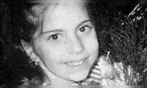 Menina da foto tem 40 anos, é cantora, já mudou de nome e tem fortuna bilionária; saiba quem