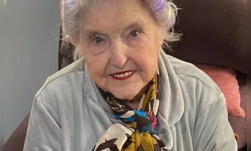Morre Estelinha Bezerra, influenciadora do batom vermelho, aos 96 anos
