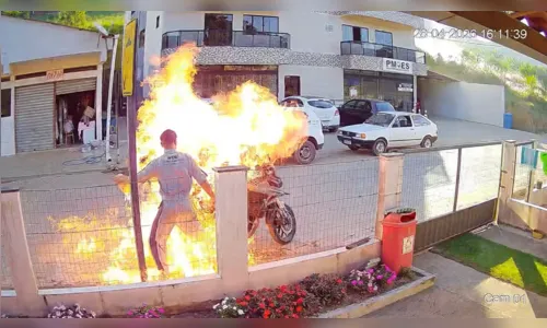 Morre mulher que tentou impedir filho de atear fogo em moto durante abordagem policial