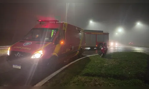Motociclista cai em valeta e é socorrido pelos bombeiros em Apucarana
