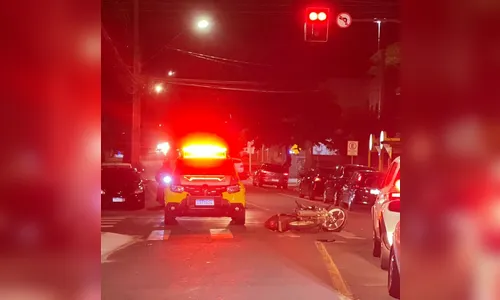 Motociclista é arremessado em colisão com carro e fica ferido em Apucarana
