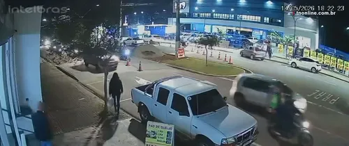 Motociclista ignora interdição e fica preso em cimento fresco durante obra; veja
