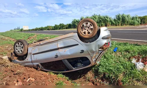 Motorista sai ileso após capotamento na BR-376 ao desviar de cachorro; veja