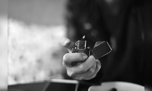 Mulher invade casa de ex-marido, ameaça de morte e incendeia pertences