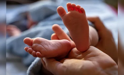 Mulher foge de hospital após parto e abandona recém-nascido