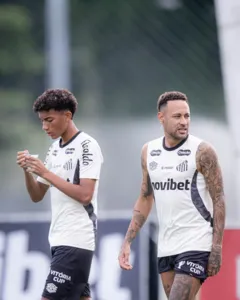 Neymar dá rasteira em Robinho Jr. durante treino do Santos; entenda