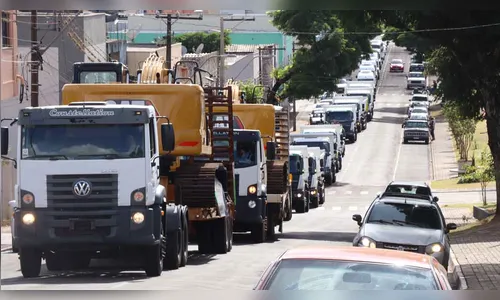 Ivaiporã apresenta veículos e maquinários de nova frota em grande carreata