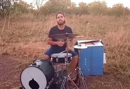 O baterista encontrou uma solução inusitada após a reclamação do vizinho