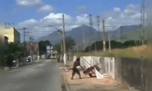 Homem joga corpo de carriola em calçada e sai andando tranquilamente no RJ