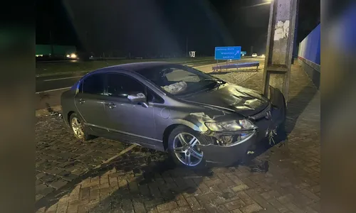 Carro capota na BR-376 em Apucarana e motorista de 65 anos fica ferido